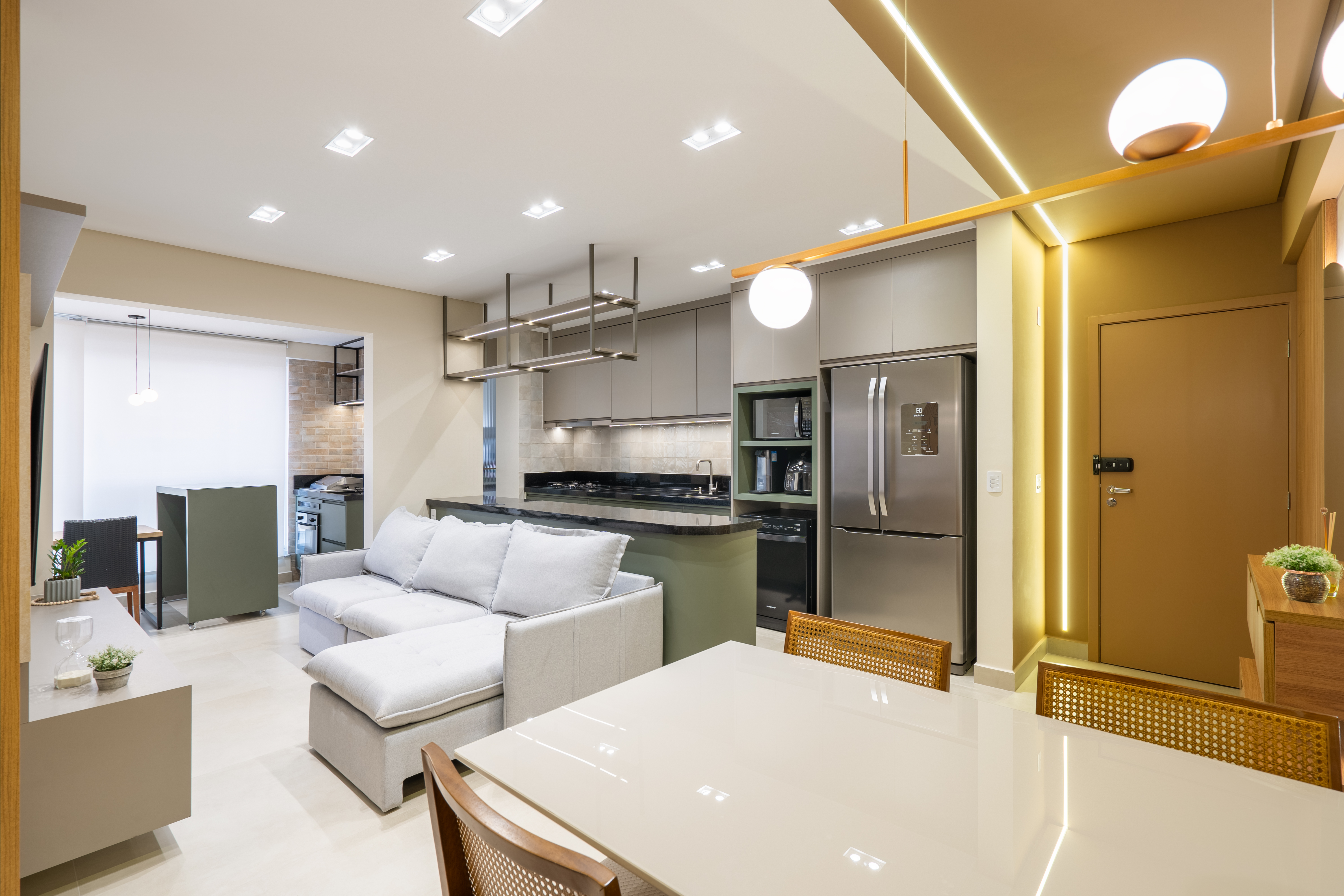 Apartamento Enjoy Aquarius em SJC — sala integrada com paleta nude e arcos