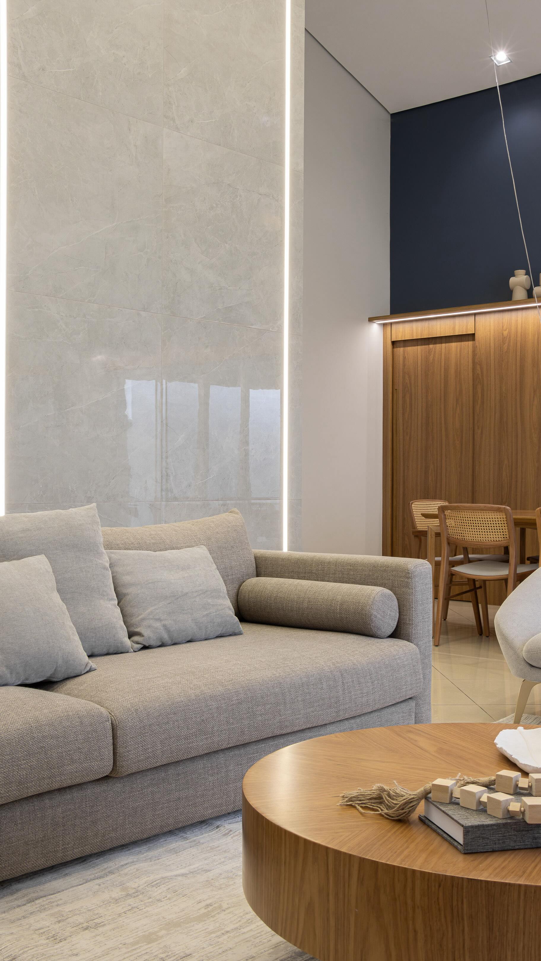 Sala de estar com pé-direito alto em casa de SJC