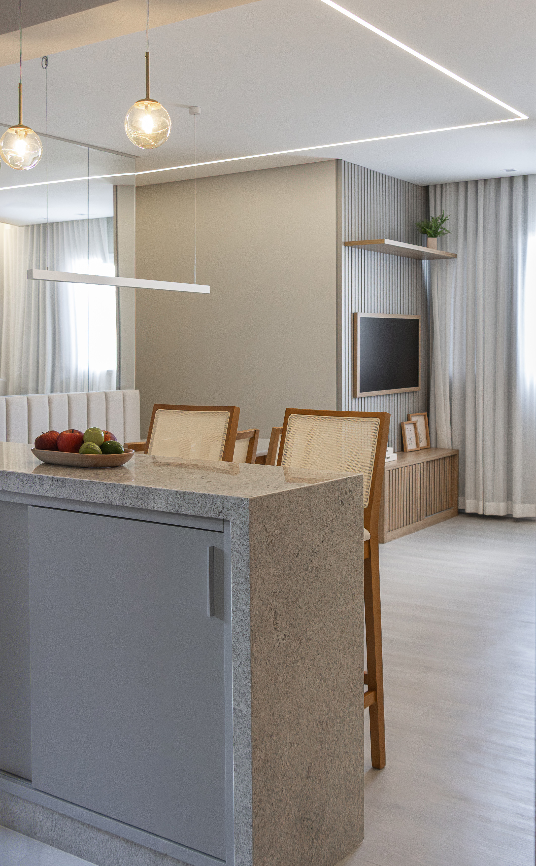 Apartamento Portal Victoria em SJC — sala integrada com cozinha americana