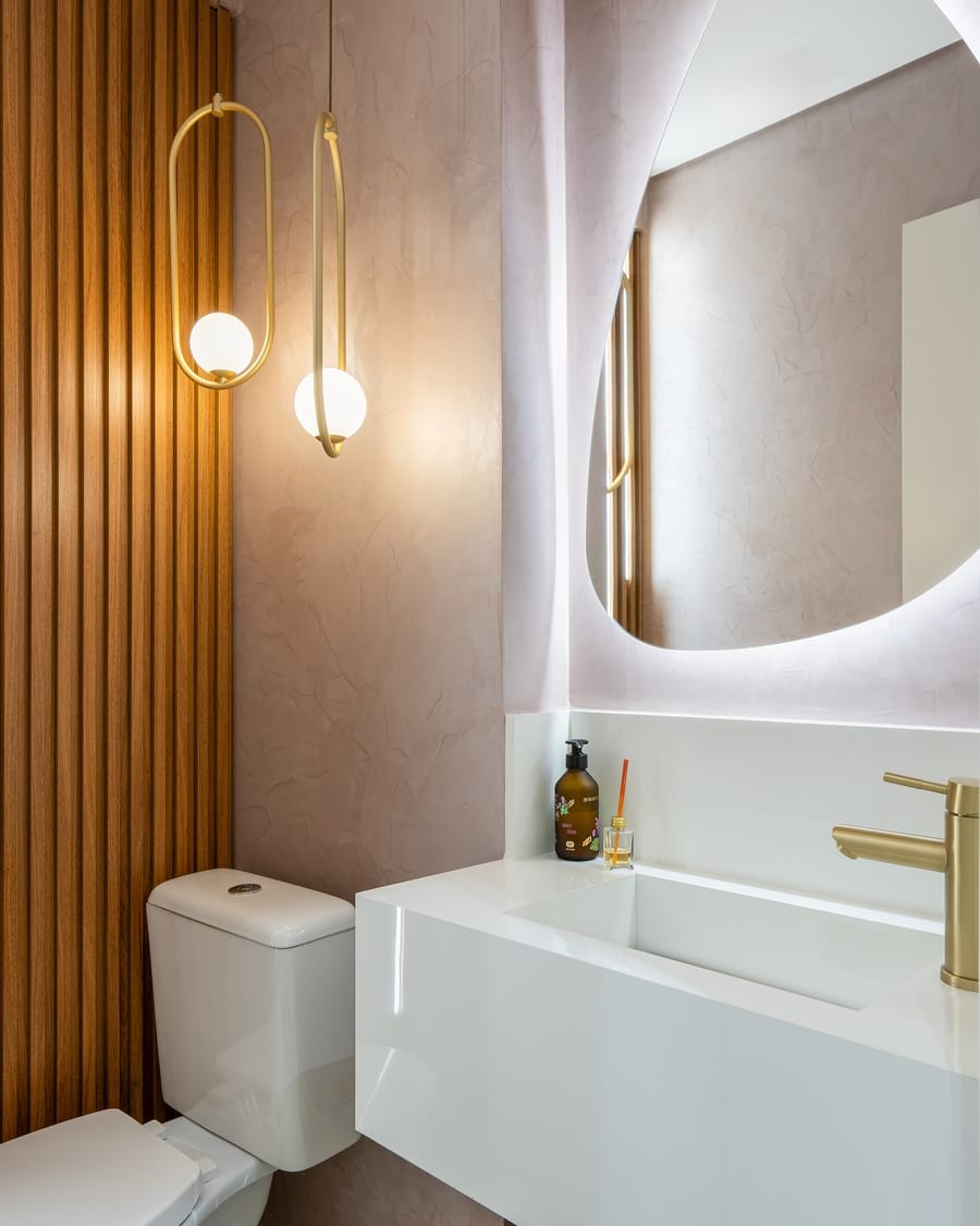 Lavabo cimento queimado rosé com ripado madeira — Assis Carrer SJC