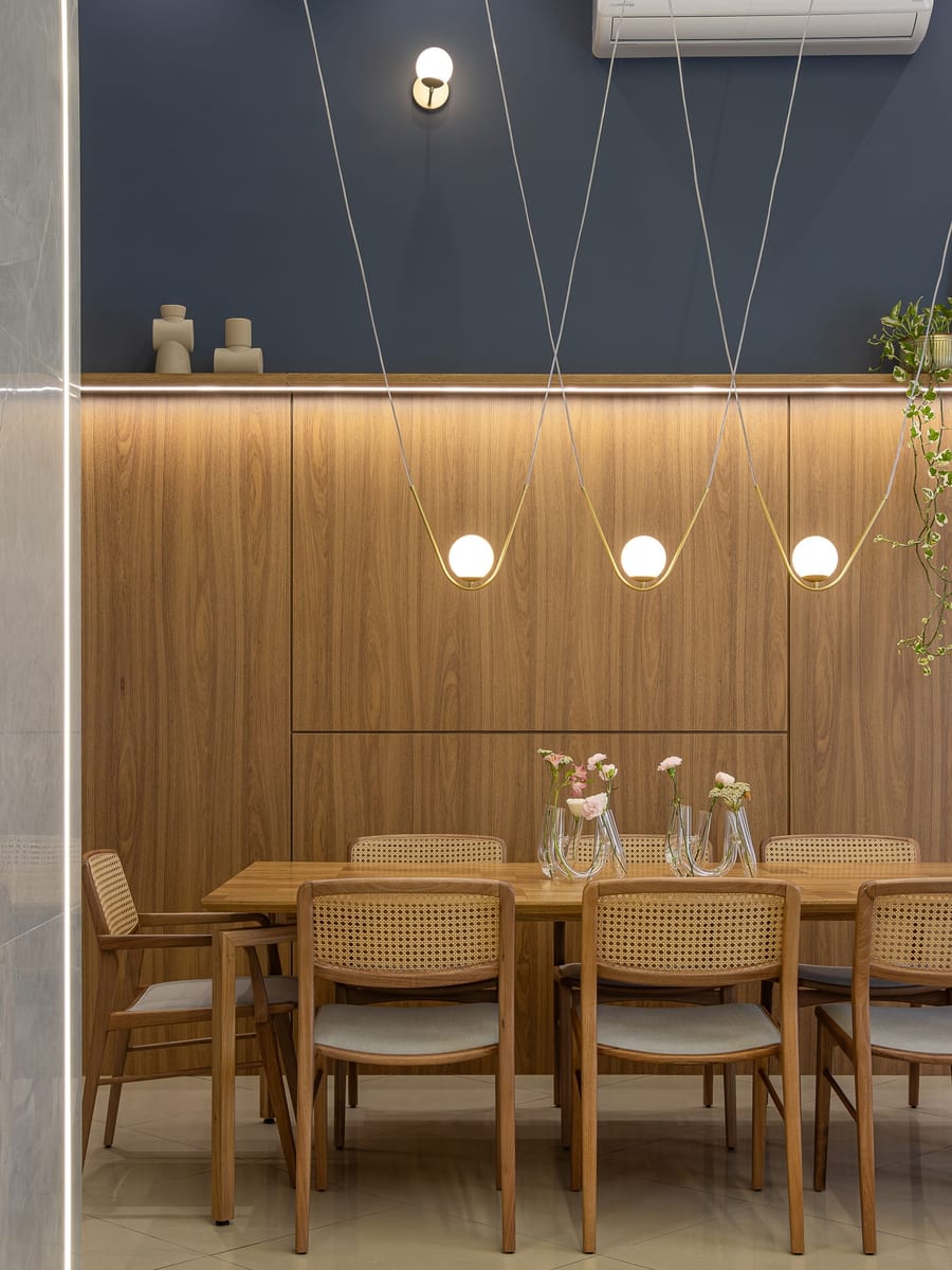 Sala de jantar com parede azul e ripado em madeira — projeto em SJC