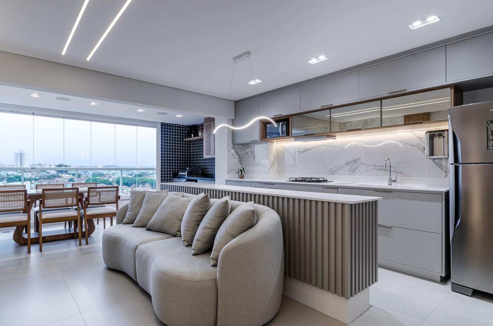 Cobertura Celebration Life em São José dos Campos — sala, jantar e cozinha integrada com vista da cidade