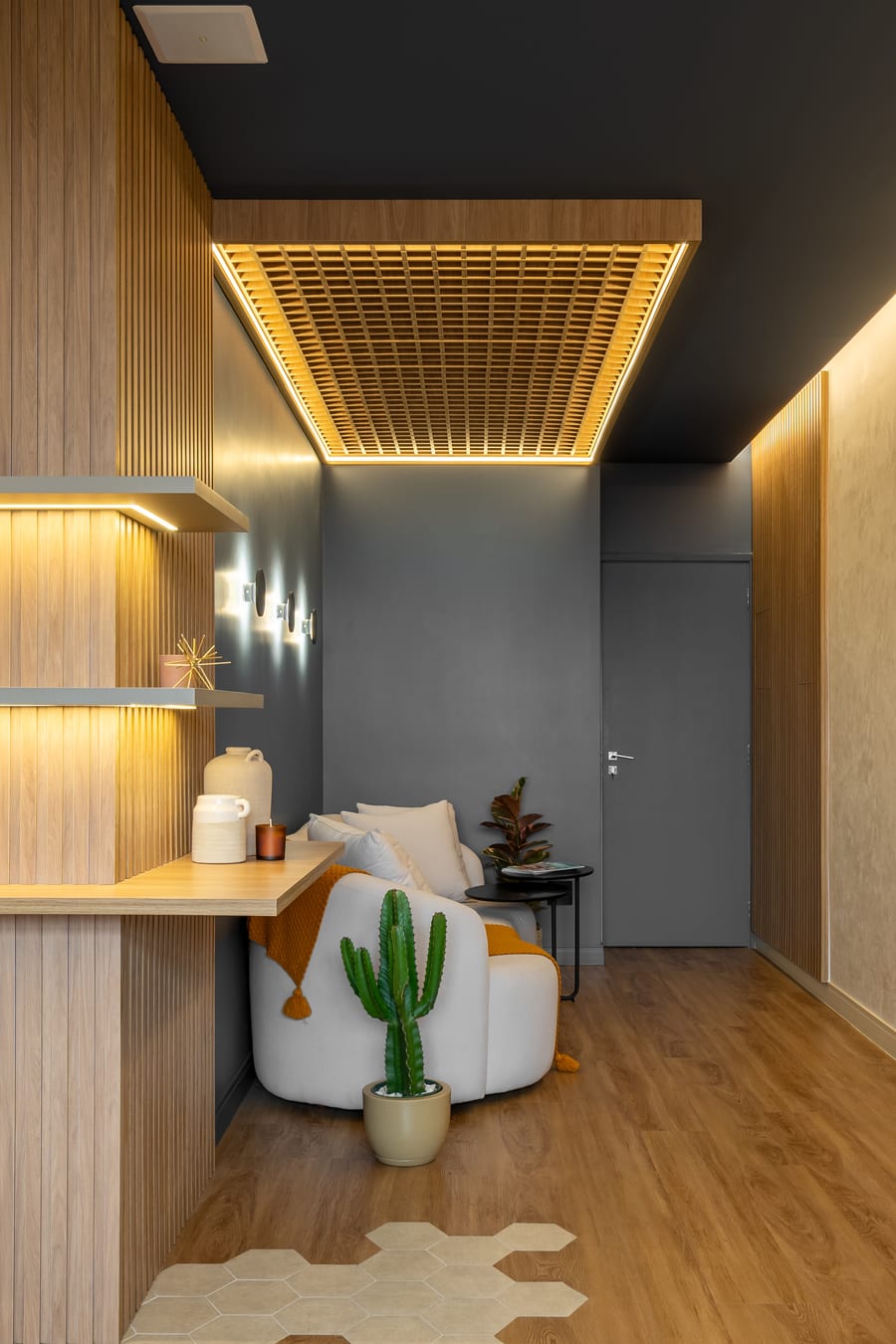 Lounge do escritório Assis Carrer em São José dos Campos — projeto autoral do próprio estúdio
